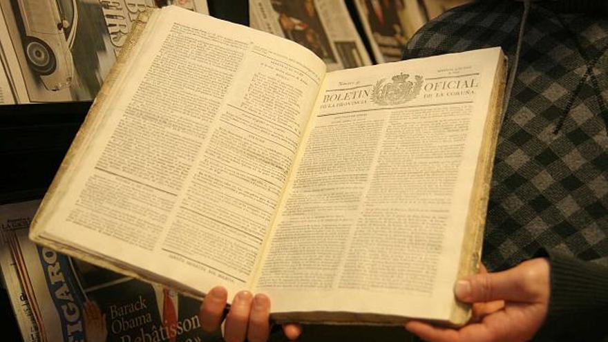 Tomo con los primeros ejemplares del 'Boletín Oficial de la Provincia', en la Biblioteca Provincial. / e. vicente