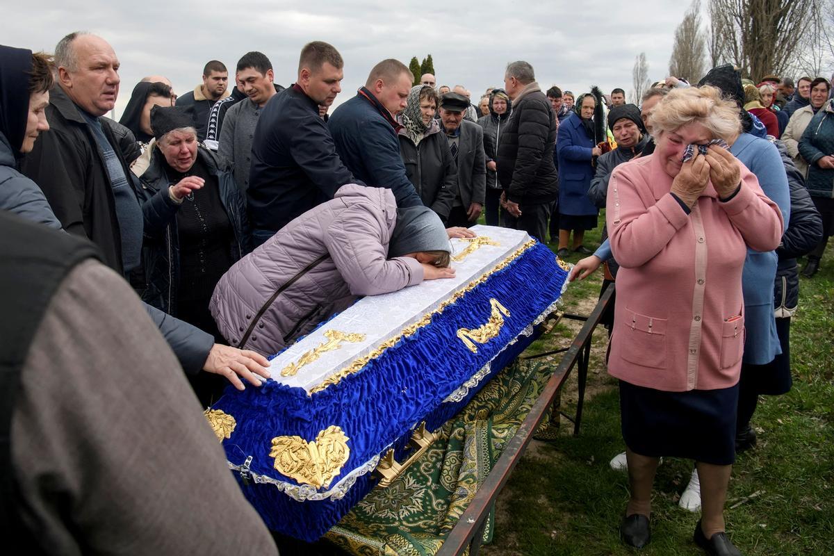 Funeral de Yurii Krasnozhon, encarcelado y asesinado por soldados rusos en Peremoha.