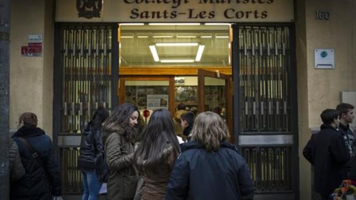 Puerta del colegio de los Maristas de Sants-Les Corts, el miércoles.