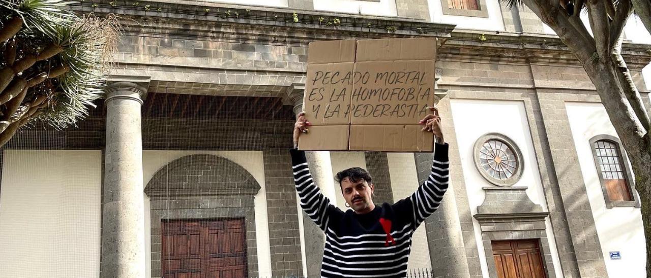 Alex Mercurio sostiene, ante la catedral de La Laguna, un cartel en el que se puede leer: &quot;Pecado mortal es la homofobia y la pederastia&quot;