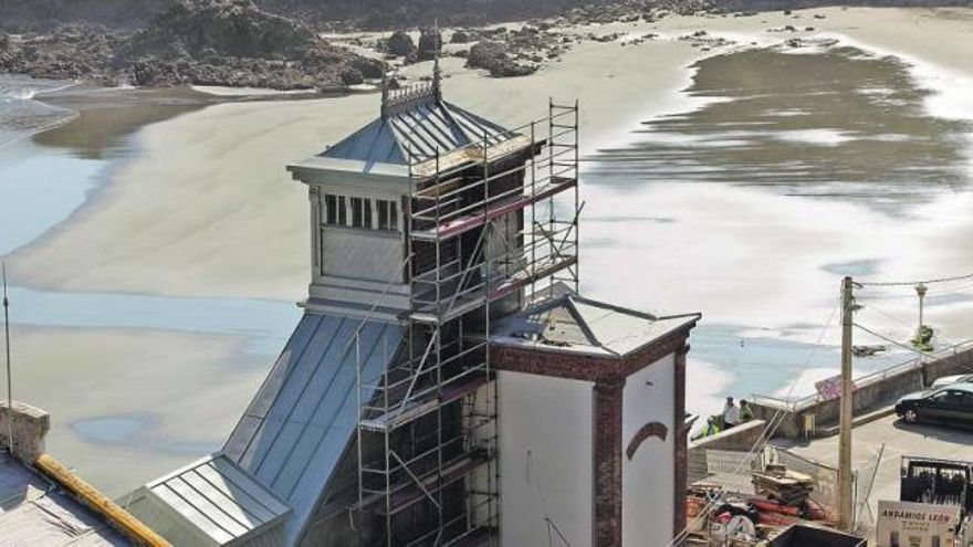 El esbelto castillete de la mina de Arnao, junto a la playa del mismo nombre. / miki lópez