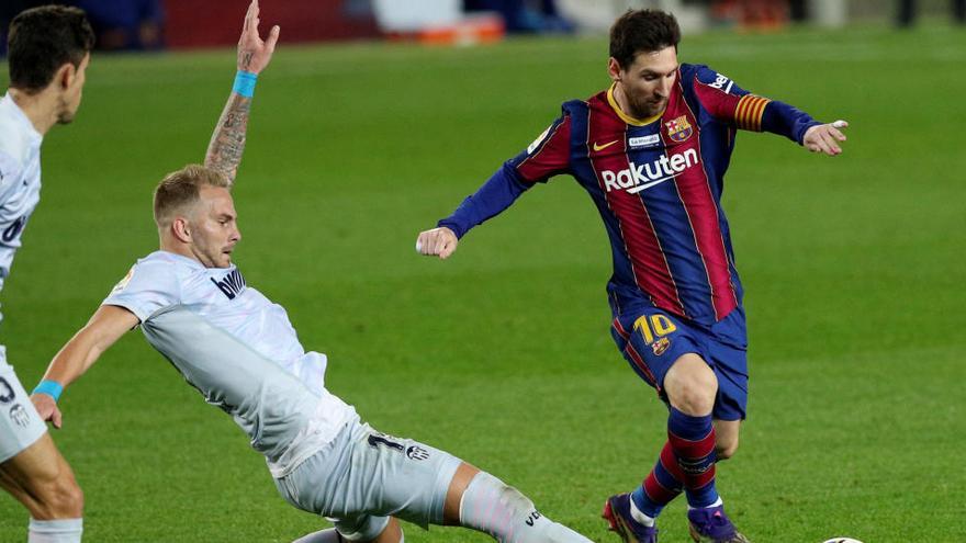 Leo Messi se zafa de un defensa en un partido de Liga