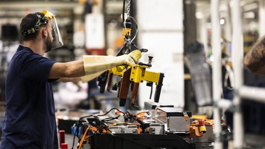 Archivo - Un empleado en la planta automovilística de Stellantis en Figueruelas, Zaragoza.