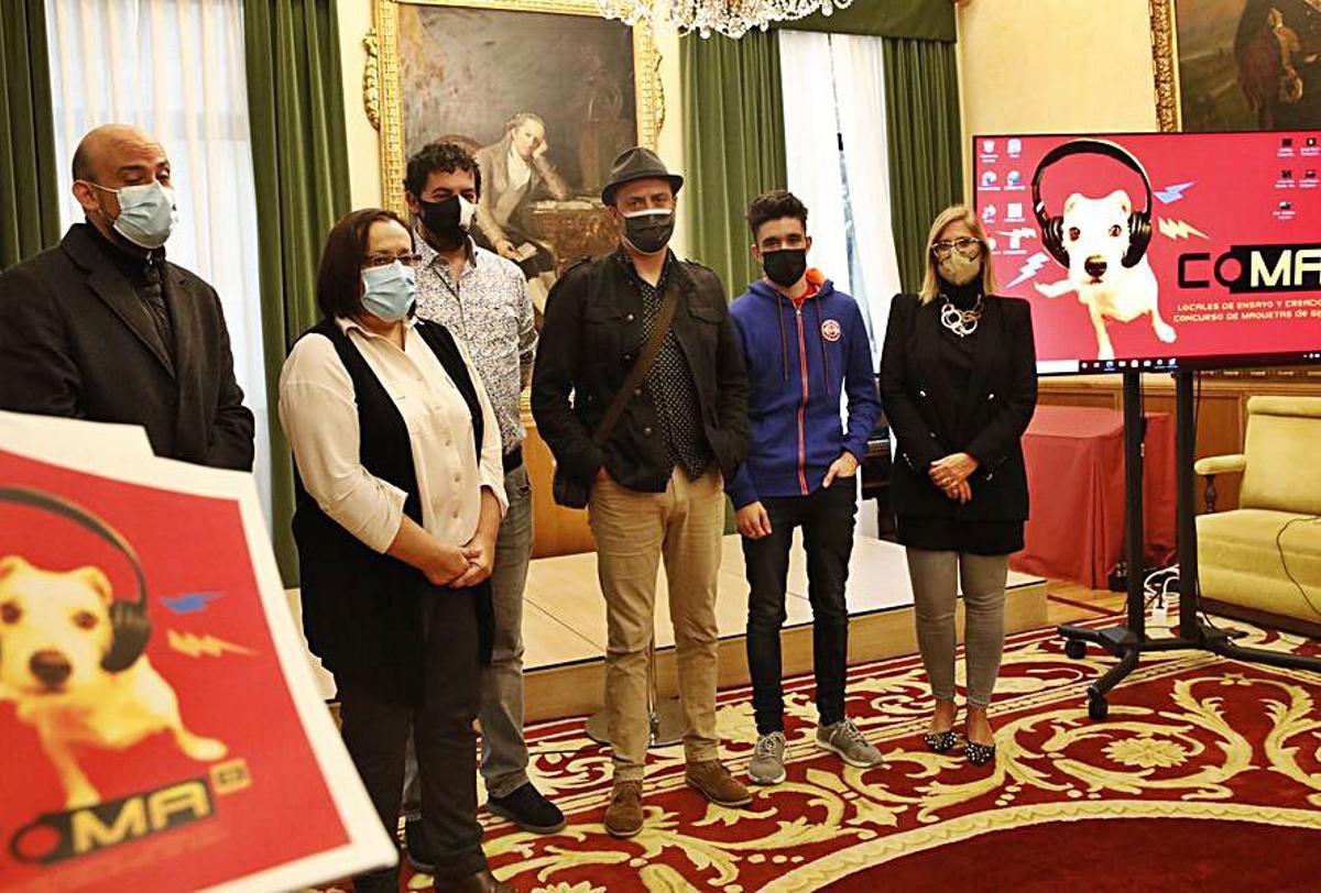 Por la izquierda, Miguel Barrero, director de la Fundación Municipal de Cultura; la edil Natalia González; Antonio Carballo, de “El Son de la Norteada”; Charlie Carrasco, de “ESVA”; Sergio Iglesias, de “Kuarteria”, y Lara Martínez, gerente de Divertia, en la presentación, ayer, del Coma 8. | Á. G.