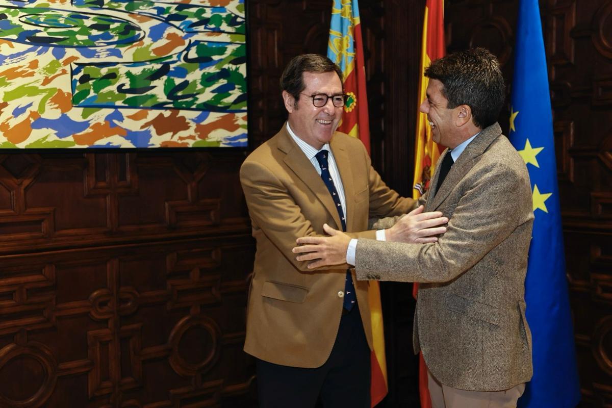 Mazón saluda a Garamendi, ayer en el Palau.