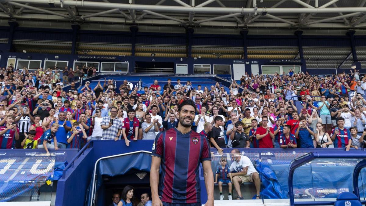 La Tribuna del Ciutat de València se llenó para recibir a Iborra por todo lo alto. | GERMÁN CABALLERO