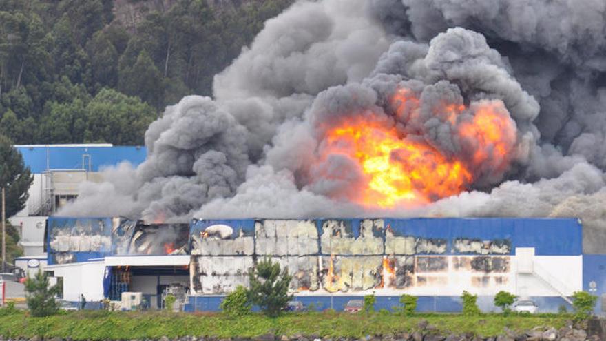 Espectacular incendio en una empresa de Pontevedra