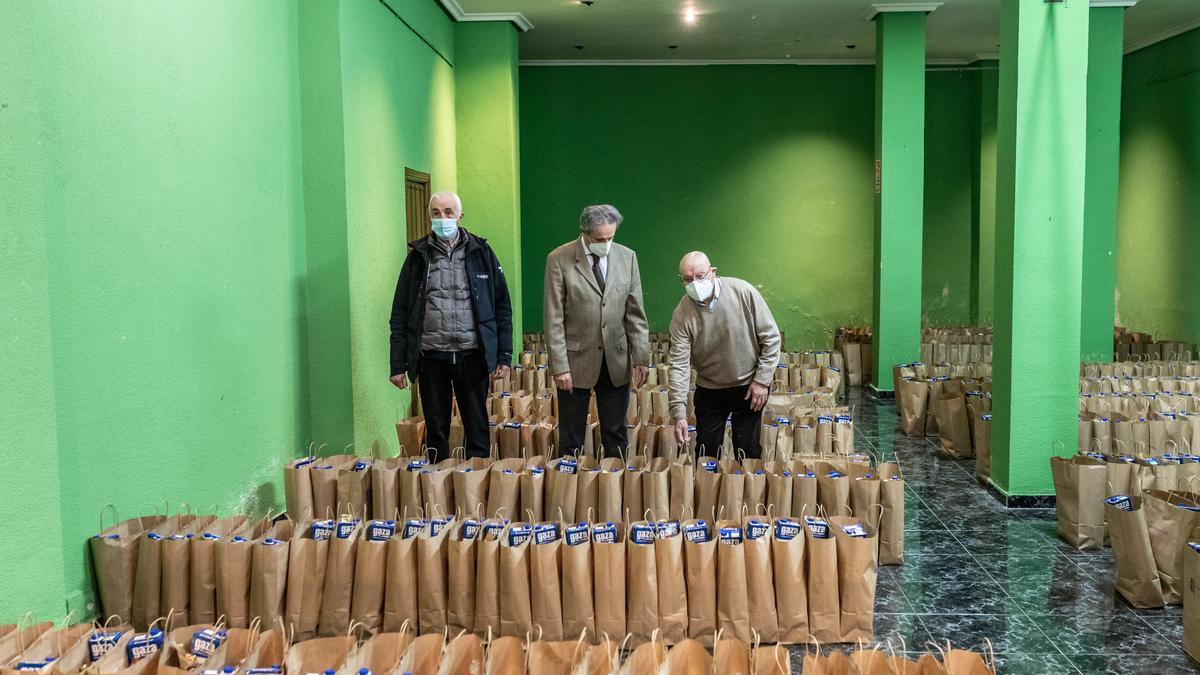 Bolsas de ayuda a familias necesitadas preparadas por la Hermandad de Jesús Yacente