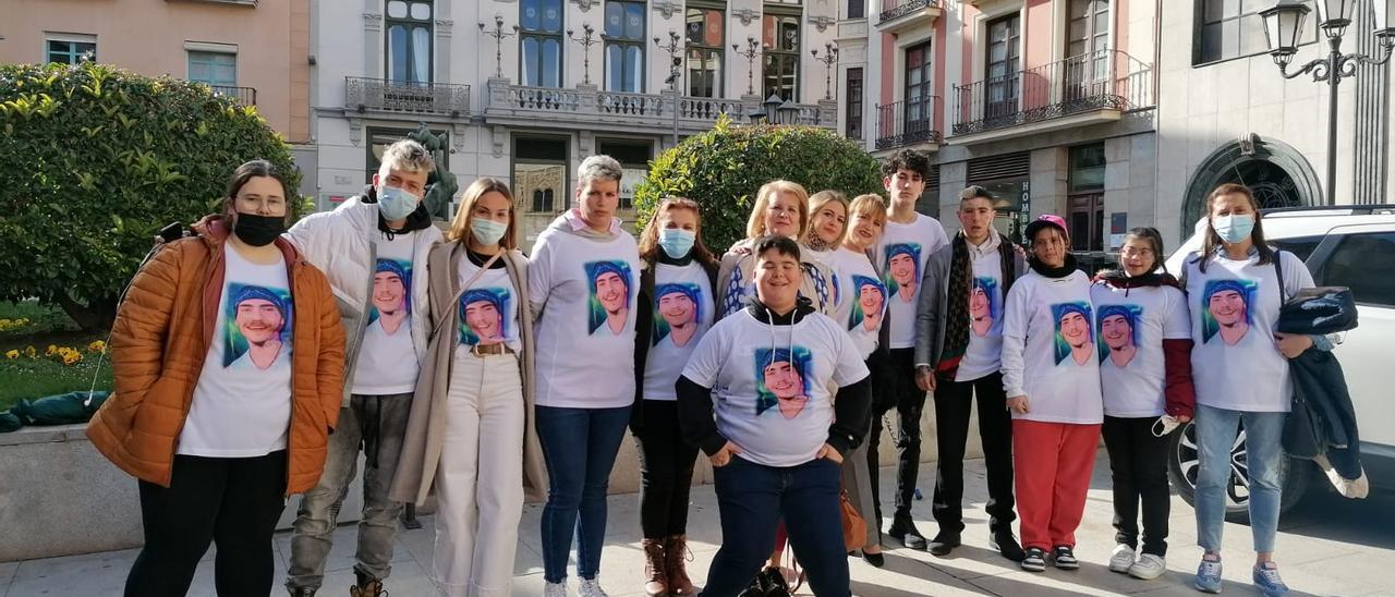 Amigos y familiares de David, a las puertas del Juzgado antes de arrancar el juicio.