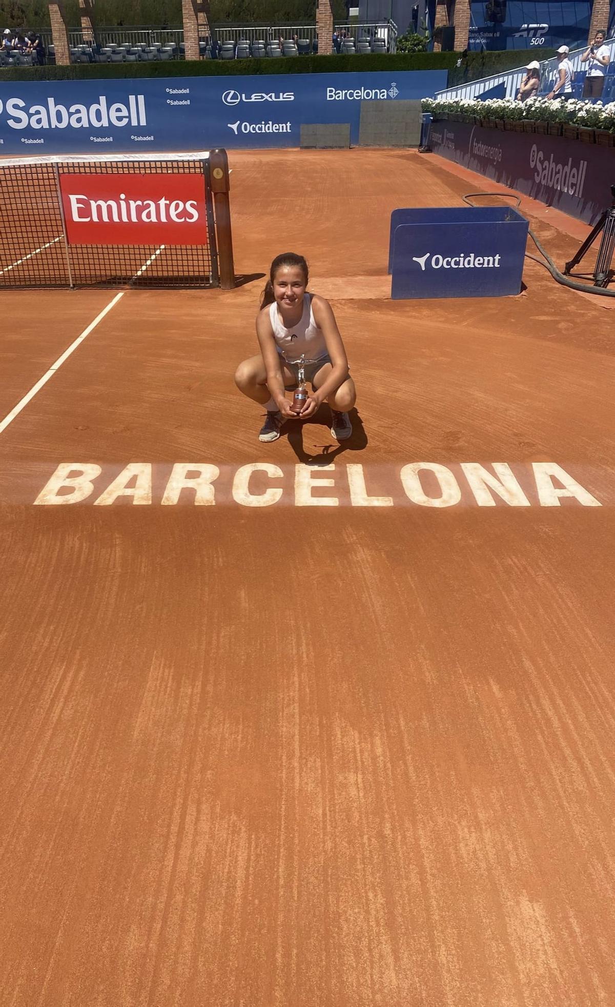 Caterina López Roig posa orgullosa con su trofeo en Barcelona.