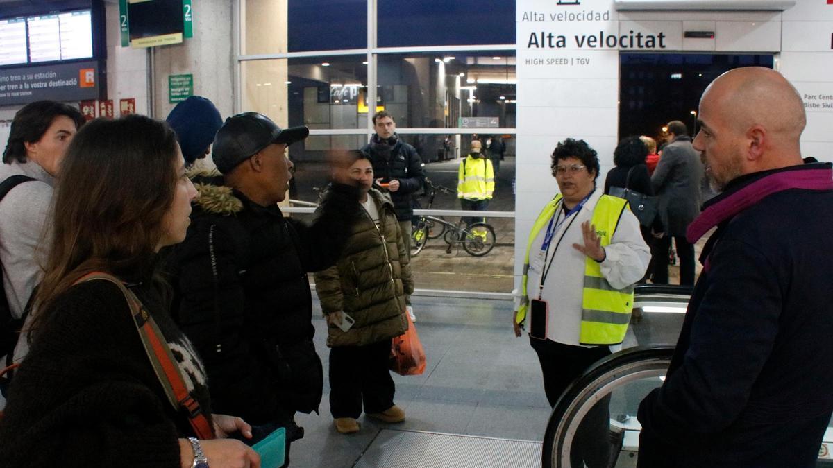Les fotos de les estacions de tren i autobús de Girona durant l'aturada de Rodalies