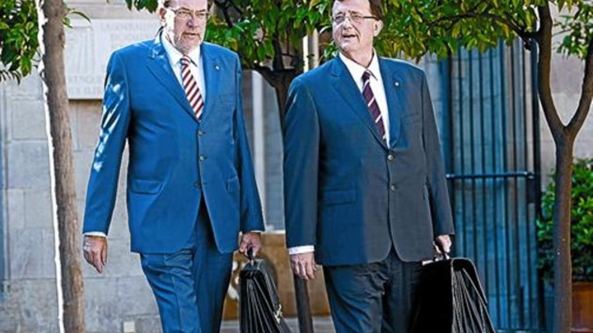 Los 'consellers' Josep Lluís Cleries (izquierda) y Francesc Xavier Mena, en el Palau de la Generalitat, en mayo.