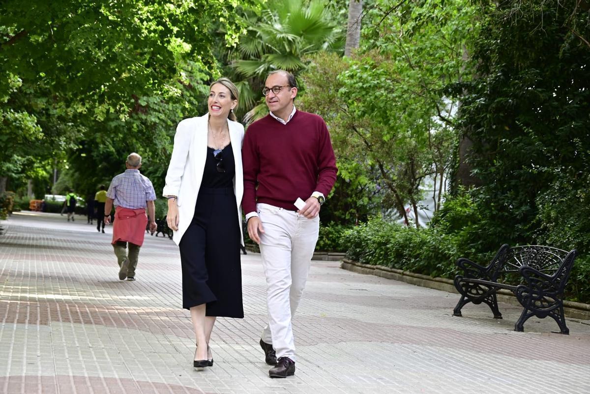 María Guardiola y Rafa Mateos pasean por Cánovas en una imagen de archivo.