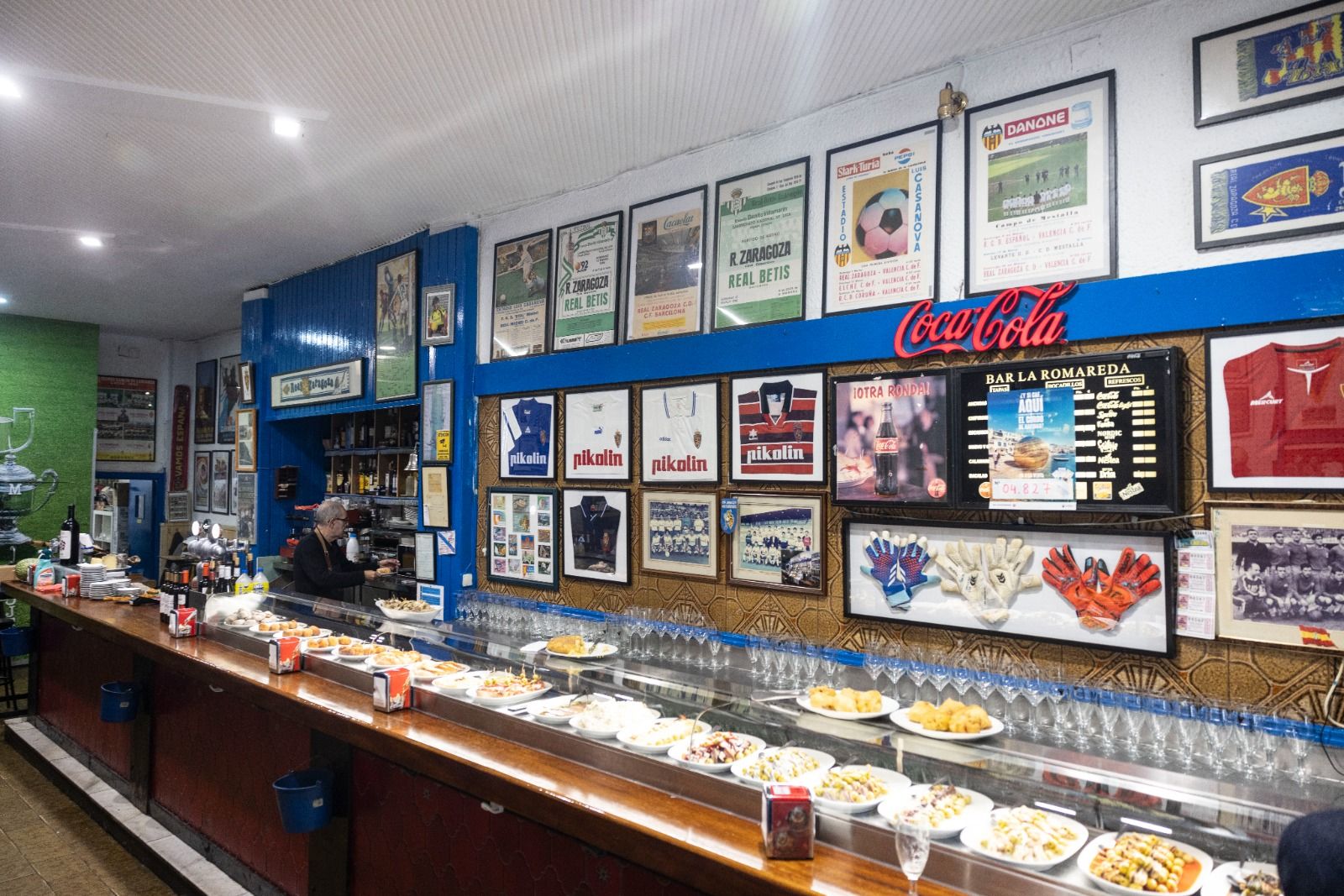 En imágenes | Bar La Romareda: un museo del Real Zaragoza, el vermú casero y la tapa de toda la vida
