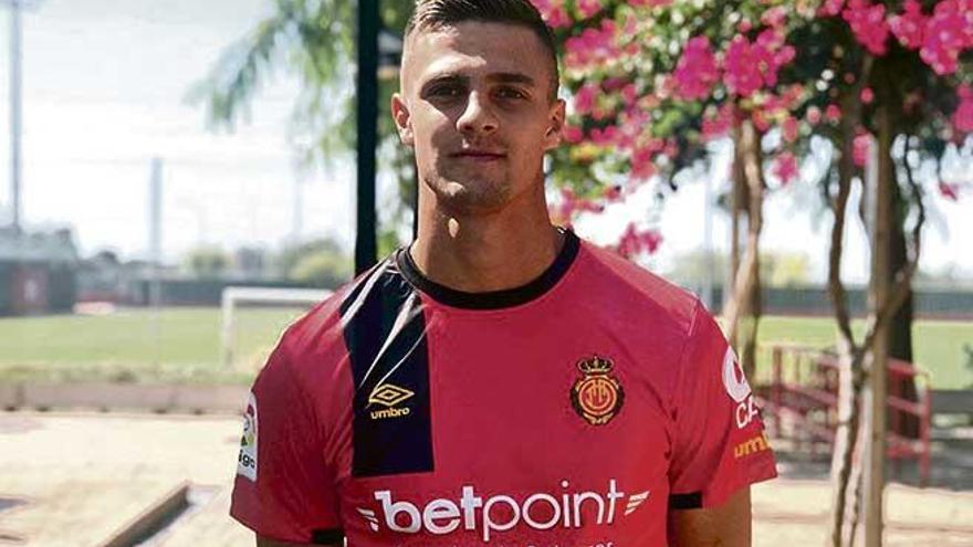 Martin Valjent posa con la camiseta del Mallorca ayer en Son Bibiloni.