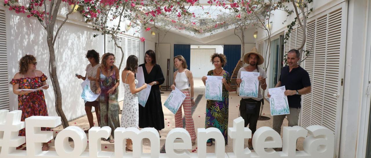 Diseñadores y autoridades locales rompen el posado tras la foto oficial en el centro Antoni Tur ‘Gabrielet’.