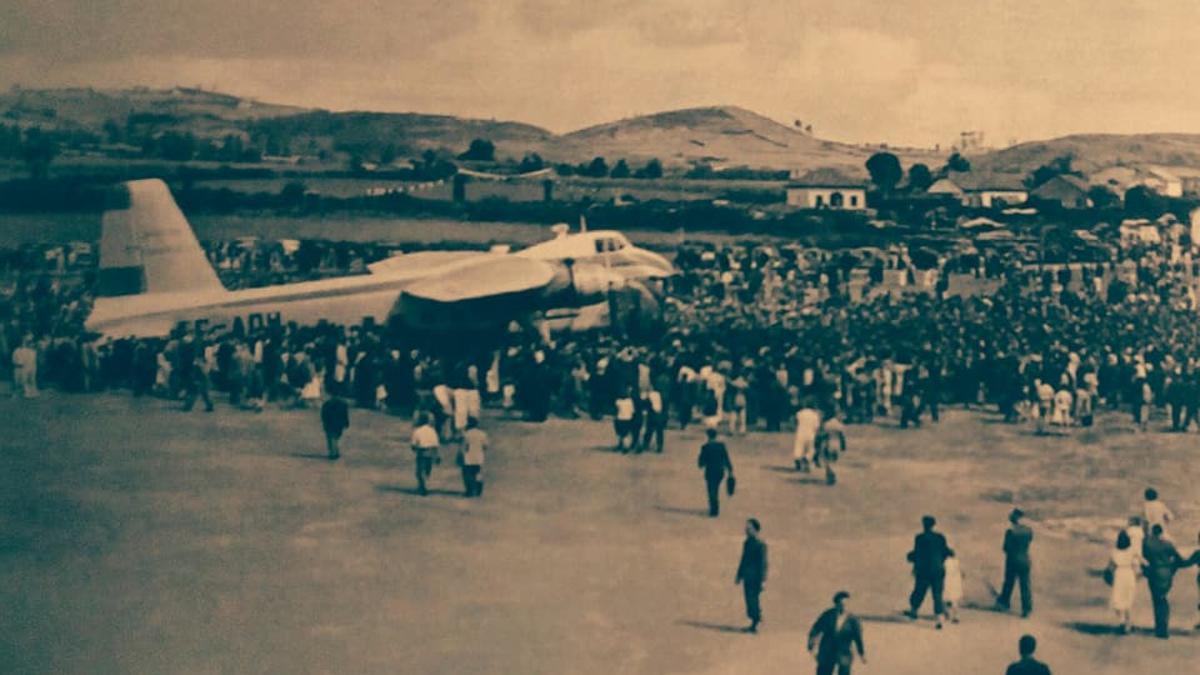 Llegada del primer vuelo comercial a La Morgal (Llanera).