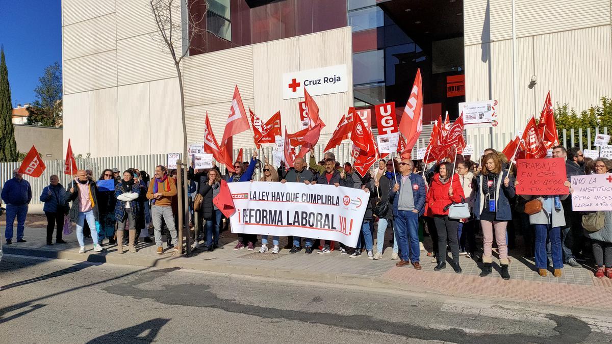 Trabajadores de Cruz Roja protestan en la puerta de la institución en Córdoba.