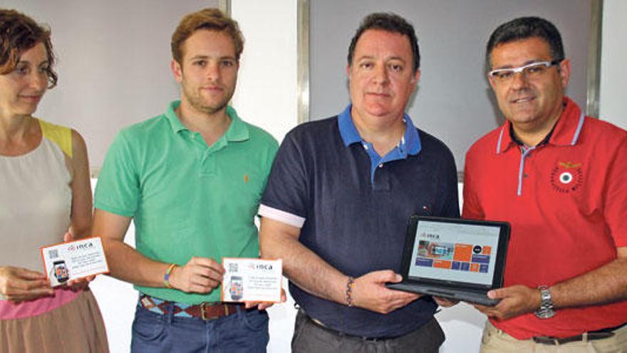 Autoridades y representantes de la empresa, ayer durante la presentación del portal.