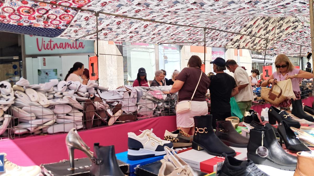 Los puestos de calzado llenos de clientes.