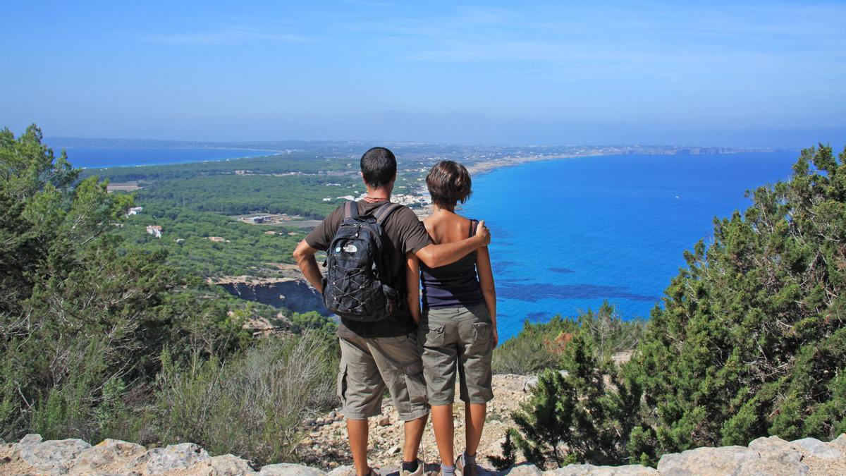 Subir a es Racó de sa Pujada merece la pena por el camino y por la recompensa de divisar gran parte de Formentera.