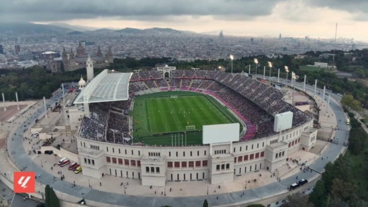 Toma aérea de las protestas de los futbolistas durante el partido entre Barcelona y Girona