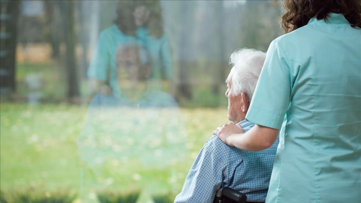 zentauroepp42762920 young caring nurse cheering up the sick patient alzheimer 181027175401 zentauroepp42762920 young caring nurse cheering up the sick patient alzheimer 181027175401