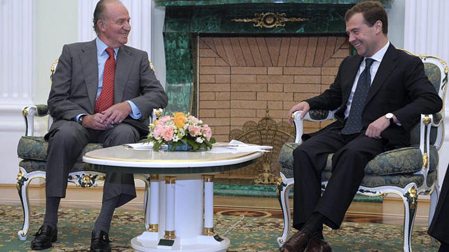 El presidente de Rusia, Dmitry Medvedev (dcha), sonríe junto al rey Juan Carlos I durante su encuentro en el Kremlin, Rusia, hoy jueves 19 de junio. Se trata del primer contacto al más alto nivel entre los dos países desde que Medvedev fuera investido jefe del estado ruso el pasado mes de mayo.