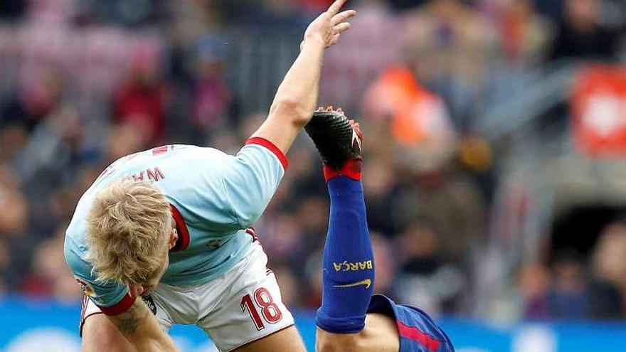 Denis Suárez cae ante Wass en el Barça-Celta de ayer.