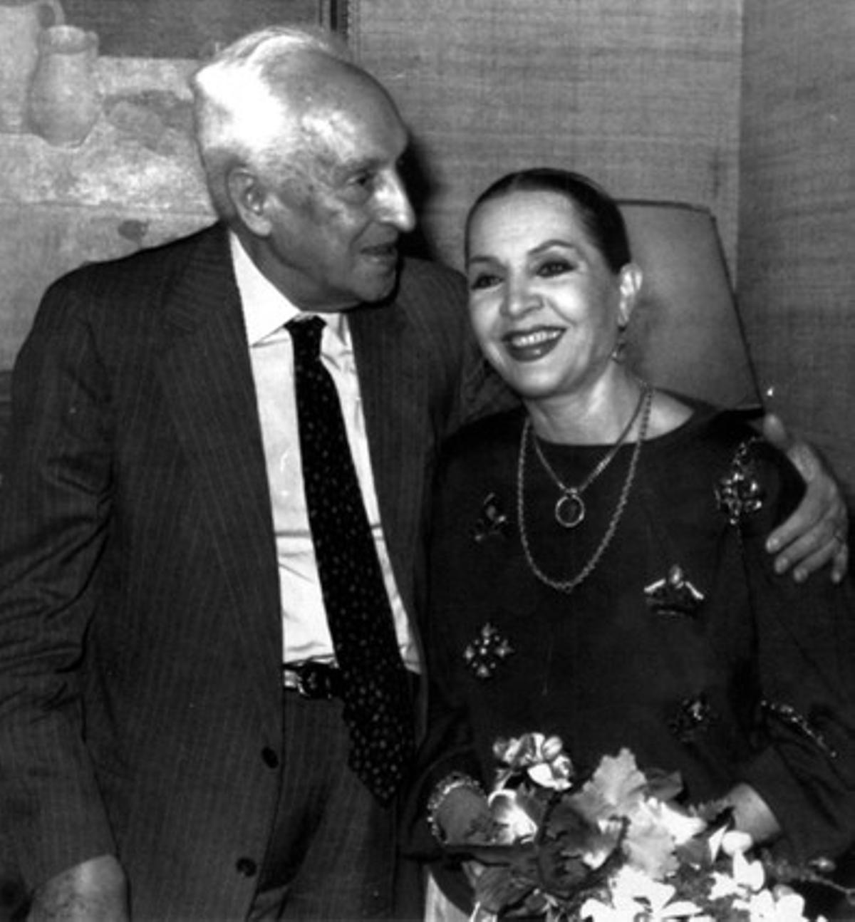 Severo Ochoa abraza a Sara Montiel durante un homenaje a la actriz manchega, en 1991.