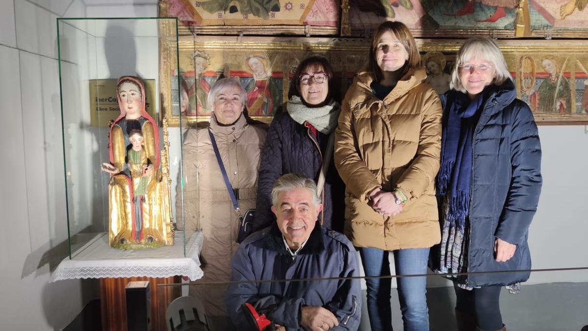 Vecinos de Benabarre junto a la imagen de su Virgen.