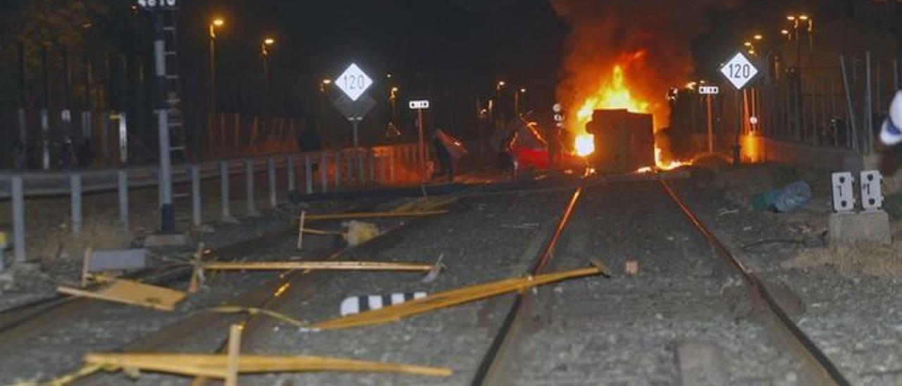 Fuego en las vías, la noche más violenta de los disturbios, en otoño de hace cinco años en Murcia. / ISRAEL SÁNCHEZ