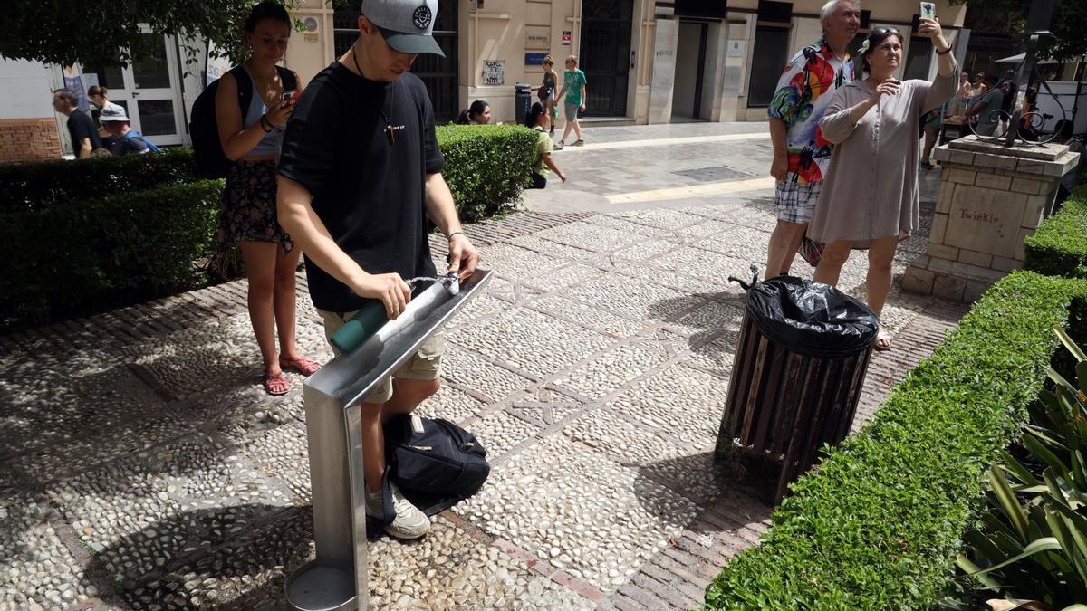 Un ciudadano usa una de las fuentes públicas para beber agua.