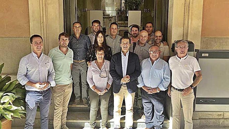 Los alcaldes y alcaldesas populares, posan con GalmÃ©s y Company.