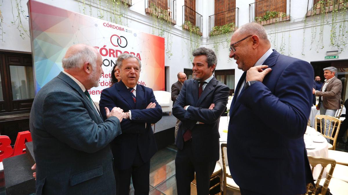 Francisco Muñoz Usano, Salvador Fuentes, Rafael Moreno y Manuel Torralbo conversan justo antes del desayuno.