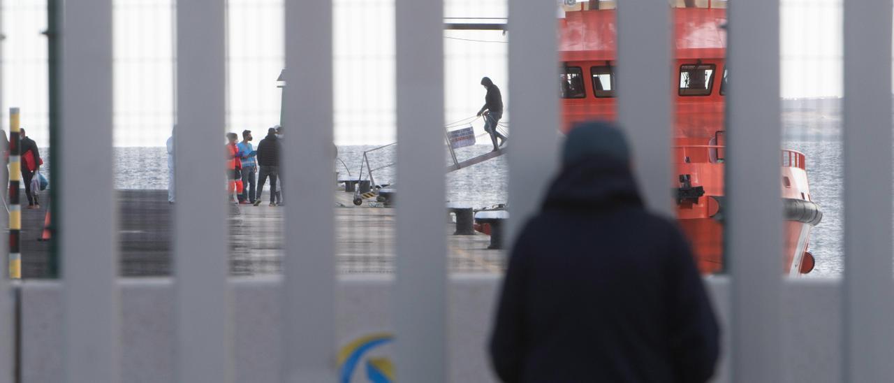 Un hombre observa la llegada de un grupo de in inmigrantes al Puerto del Rosario(Fuerteventura) desde Lanzarote por la saturación de los recursos el pasado miércoles.s