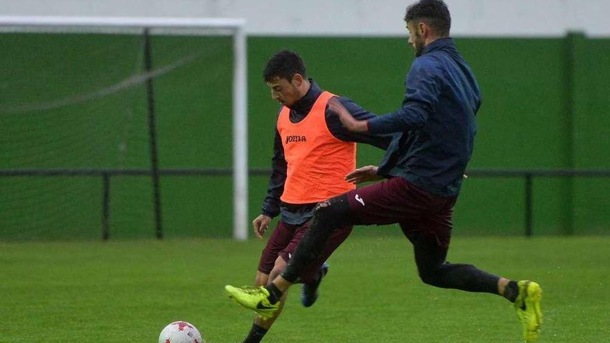 Kevin Presas disputa un balón a Adrián León durante un entrenamiento. // Gustavo Santos