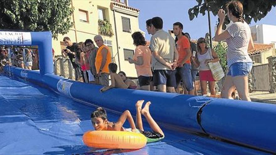 El gran tobogán del ‘Summer Splash’ anima a vecinos y turistas de todas las edades