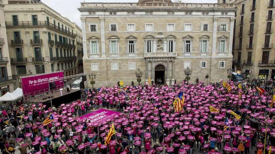 La manifestación independentista convocada por la CUP, en la plaza de Sant Jaume barcelonesa. // Efe