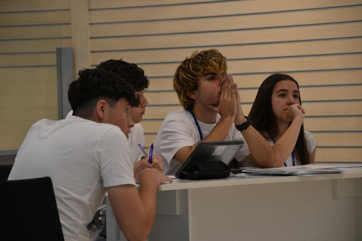 Participantes en la III Aula de Debate de Elche, esta mañana en la zona Ámbito Cultural de El Corte Inglés