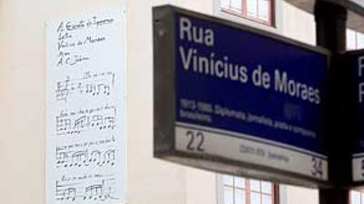 Vista de la calle dedicada a Vinicius de Moraes, con un fragmento de la partitura de su célebre canción, en Río de Janeiro.