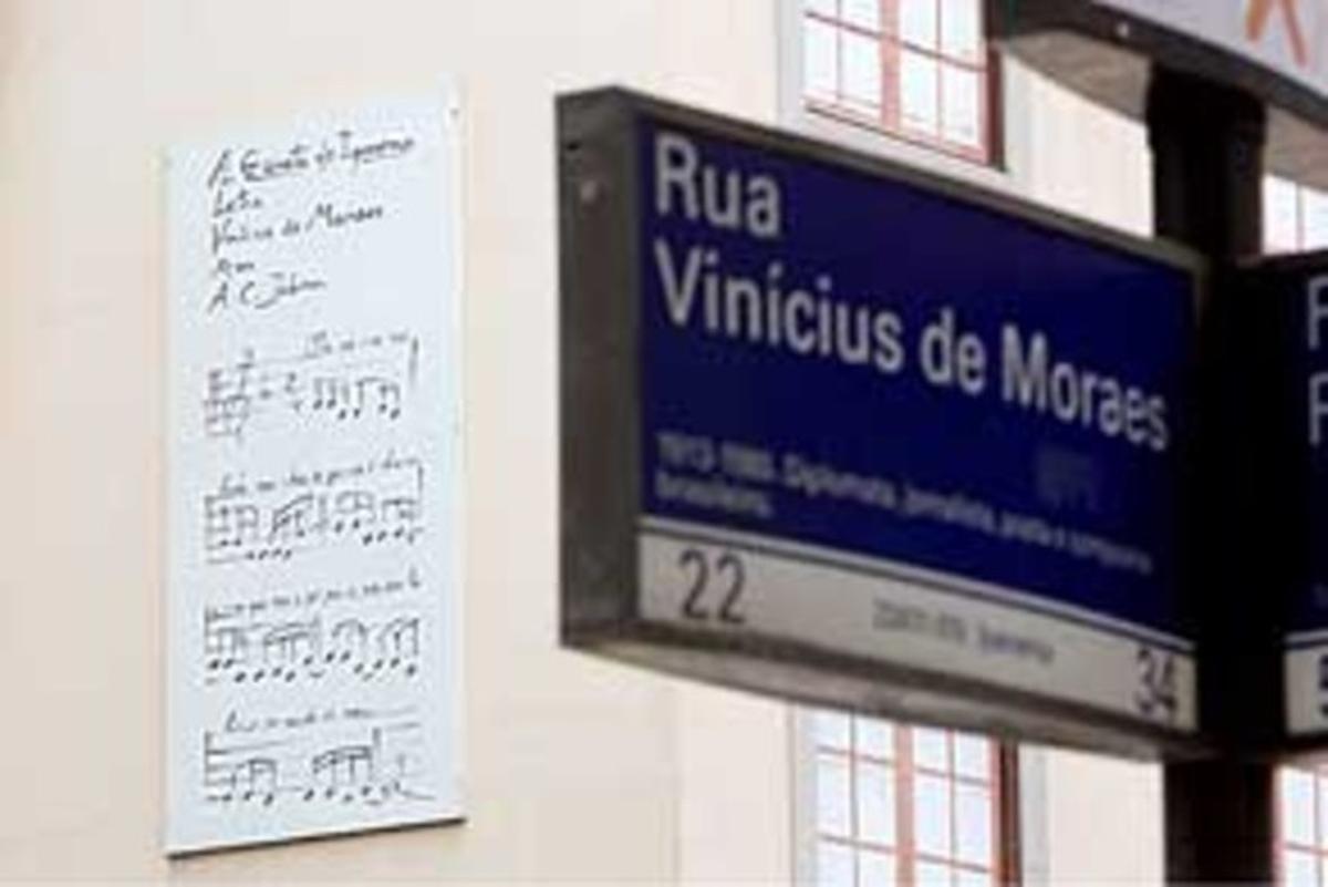 Vista del carrer dedicat a Vinicius de Moraes, amb un fragment de la partitura de la seva cèlebre cançó, a Rio de Janeiro. Vista del carrer dedicat a Vinicius de Moraes, amb un fragment de la partitura de la seva cèlebre cançó, a Rio de Janeiro.