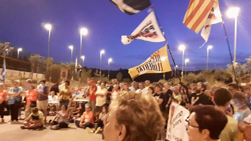 Concentració de suport a Dolors Bassa a la presó de Figueres