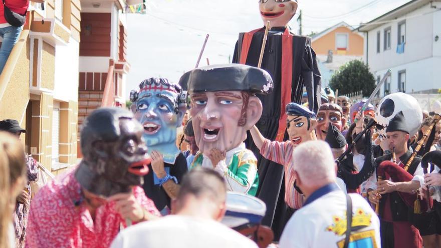 En imágenes: El desfile de gigantes y cabezudos de Puerto de Vega