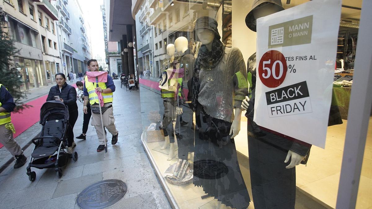 Una calle con tiendas abiertas.