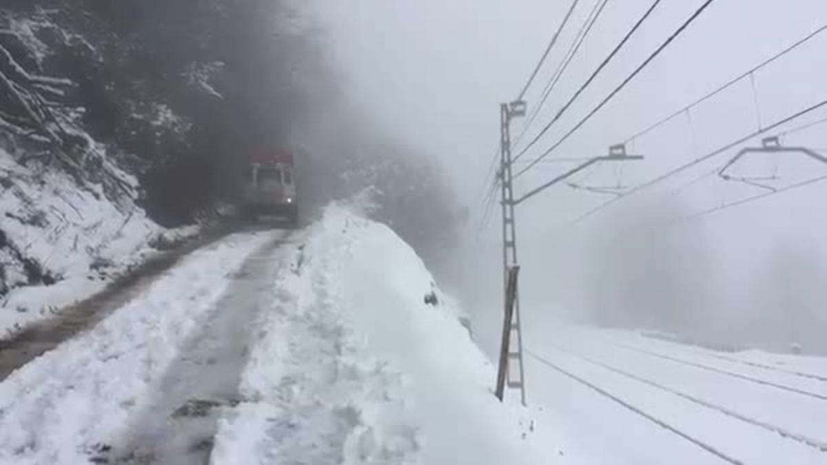 51 pasajeros, del Alvia Bilbao-Barcelona, evacuados entre la nieve por una averia en Inoso