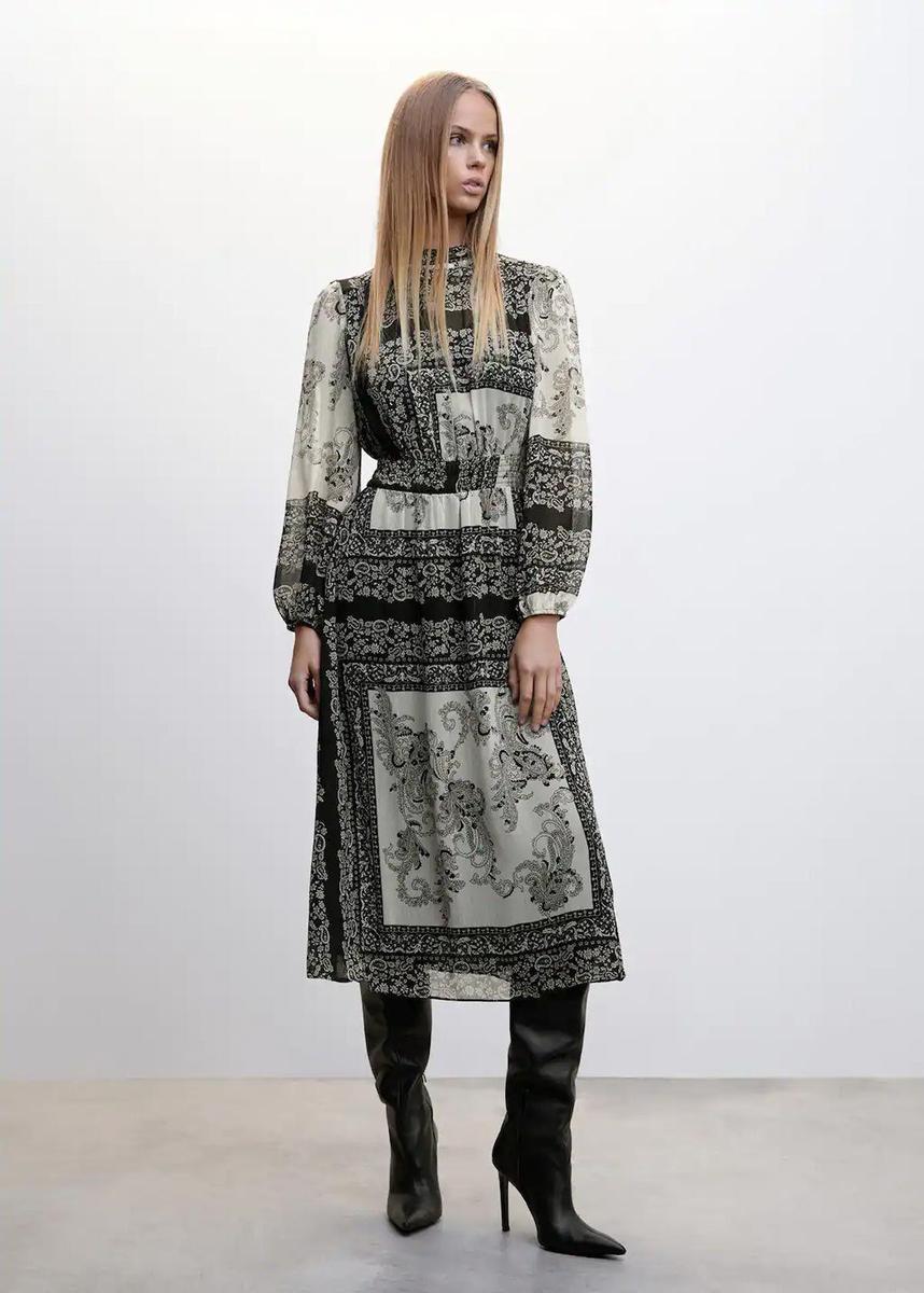 Vestido midi con estampado paisley, de Mango