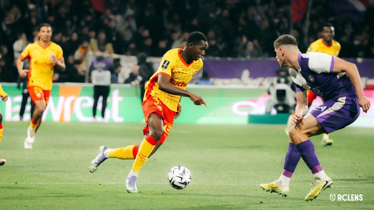 Rayan Fofana, del RC Lens, ante el Toulouse