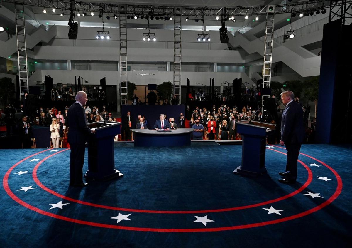FILE PHOTO: U.S. President Donald Trump and Democratic presidential candidate, former Vice President Joe Biden participate in the first presidential debate at Case Western University and Cleveland Clinic, in Cleveland, Ohio, U.S., September 29, 2020. Picture taken September 29, 2020. Olivier Douliery/Pool via REUTERS/File Photo