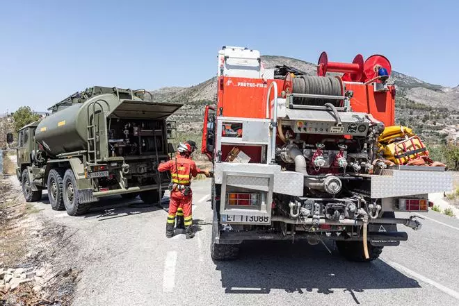 Continúan las labores de extinción del incendio forestal de Benasau